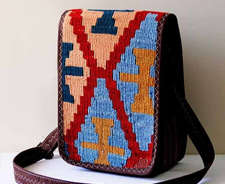 تصویر 2 از کیف گلیمی دستبافت با ساختار منسجم و پرداخت دقیق الیاف طبیعی